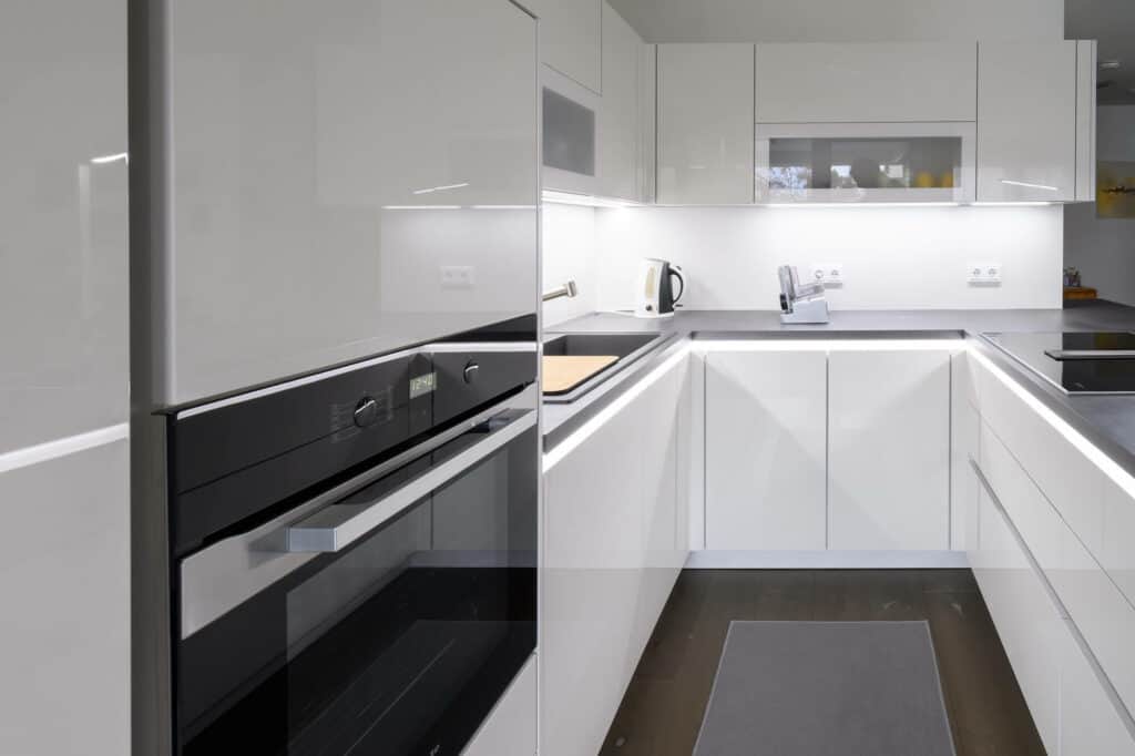 Designküche U-Form weiß hochglanz Lack grifflos Küchenhalle