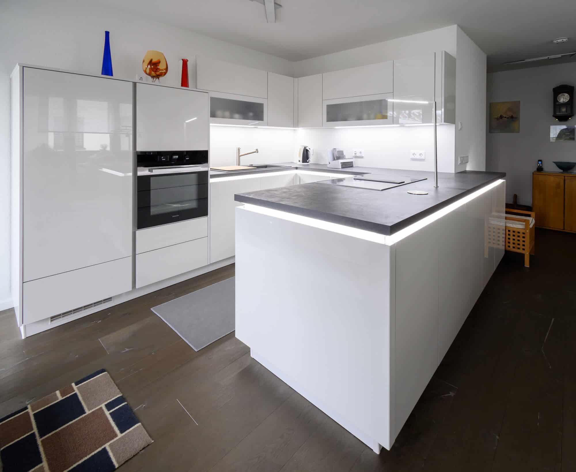 Küchenhalle Winnenden Design U-Küche weiß grifflos hochglanz Lack