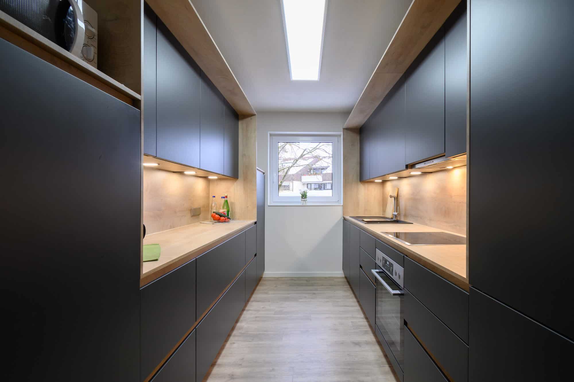 Küchenhalle Winnenden Designküche Zweizeilig Holz Elemente grifflos