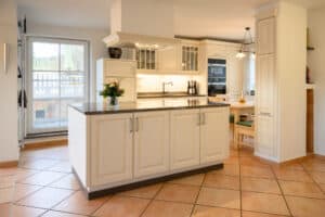 Küchenhalle Winnenden Landhausküche marmor arbeitsplatte weiß