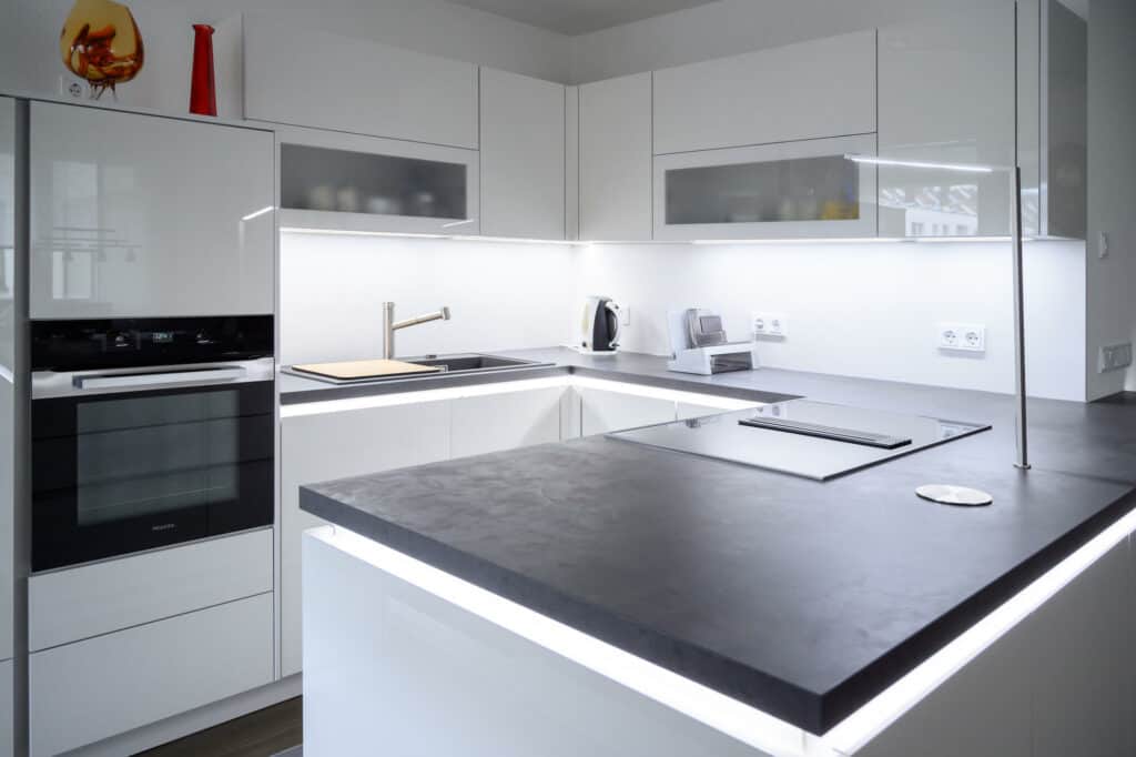 U-Küche Lack hochglanz grifflos Arbeitsplatte in Steinoptik Miele Elektrogeräte