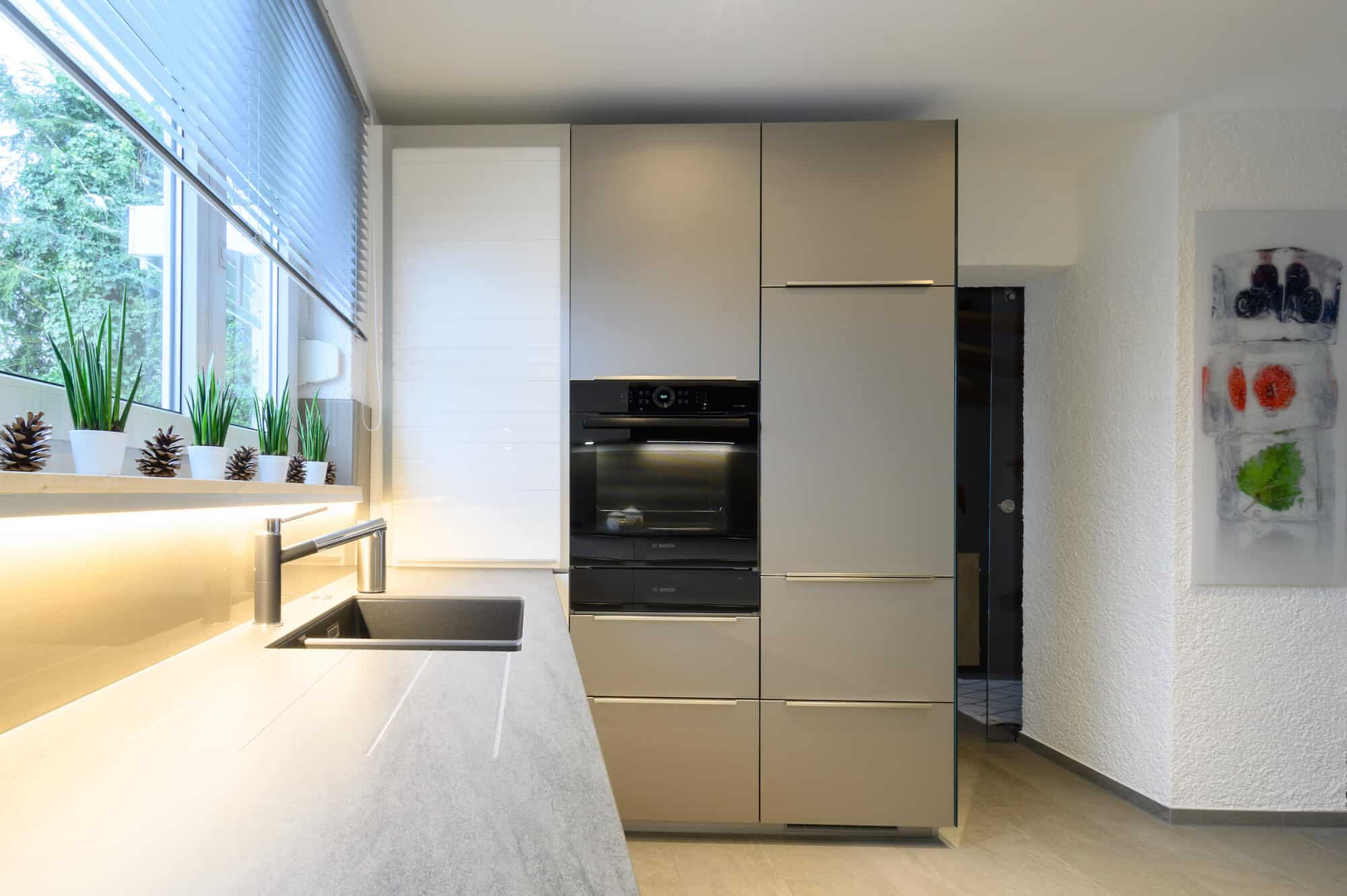 U-Küchen modern weiß Edelstahl Griffleisten Bosch Hausgeräte