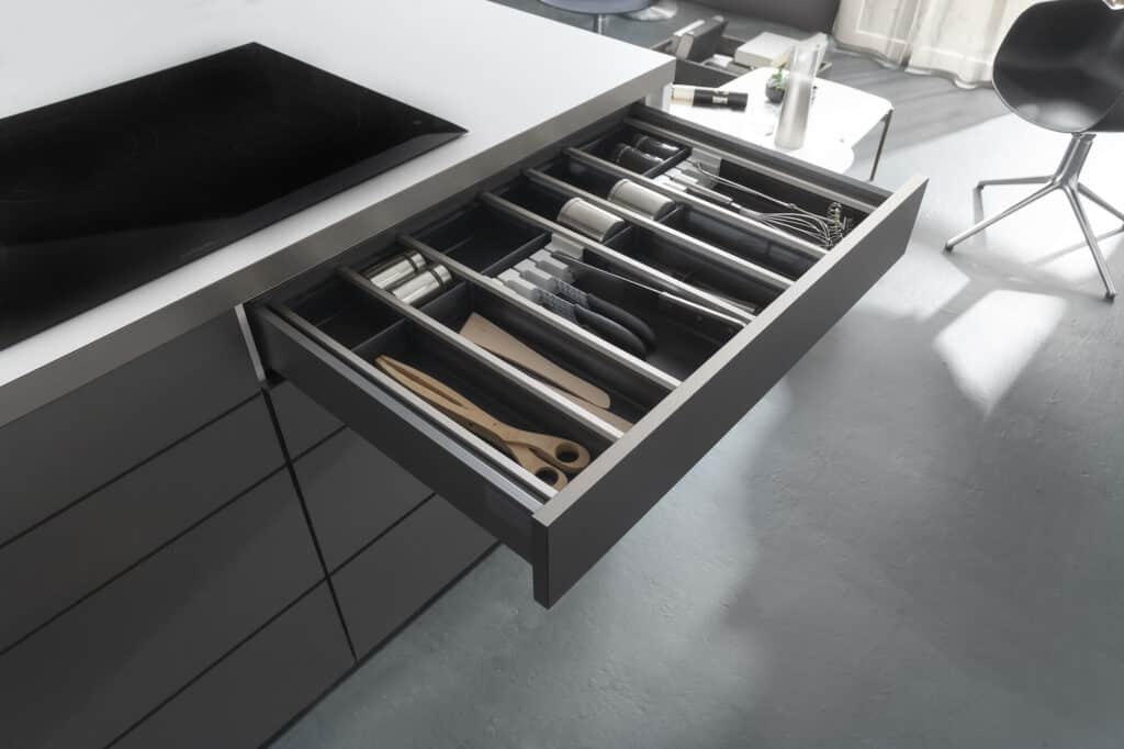Bauformat-Kuechen-Designkueche-modern-matt-schwarz