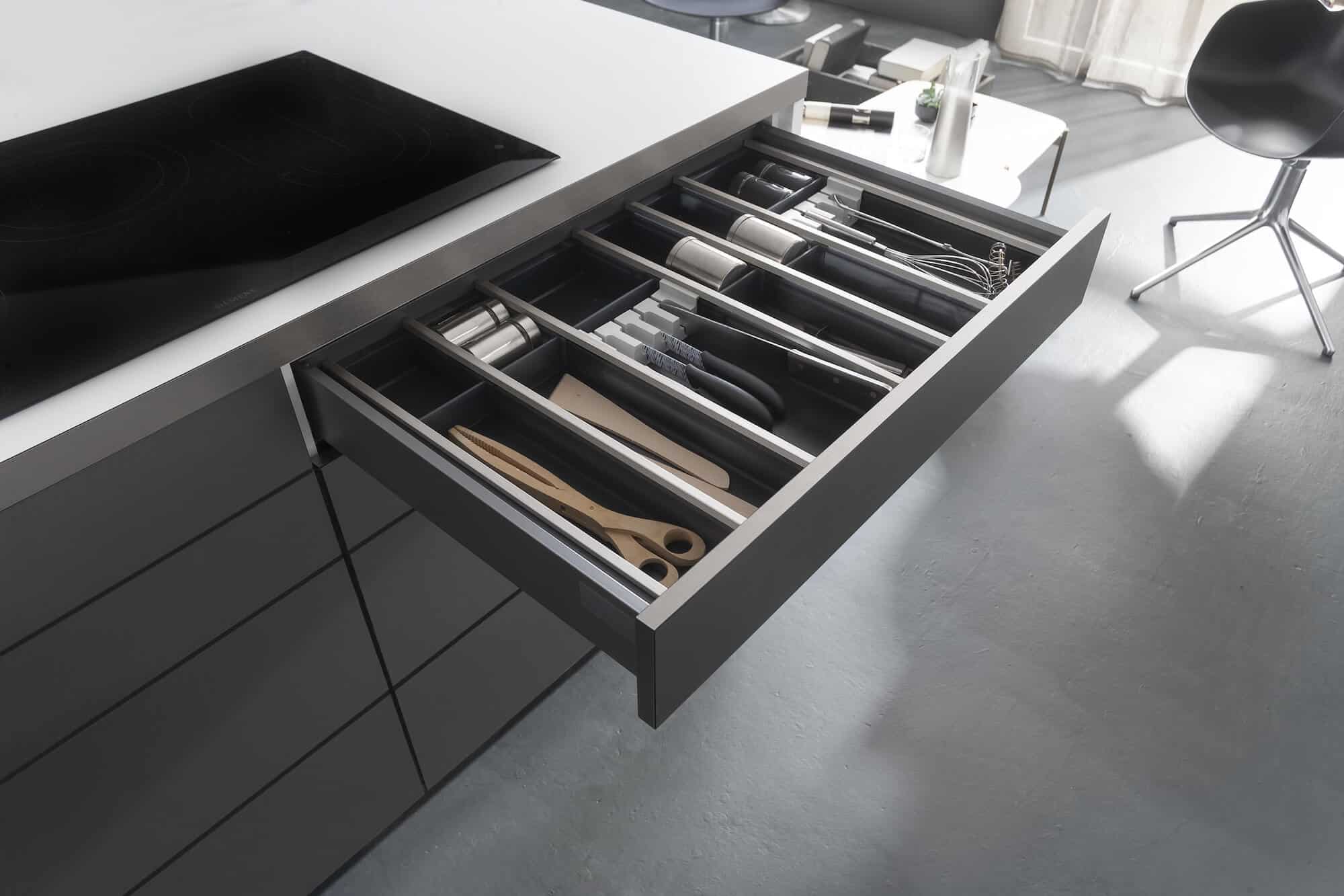 Bauformat-Kuechen-Designkueche-modern-matt-schwarz