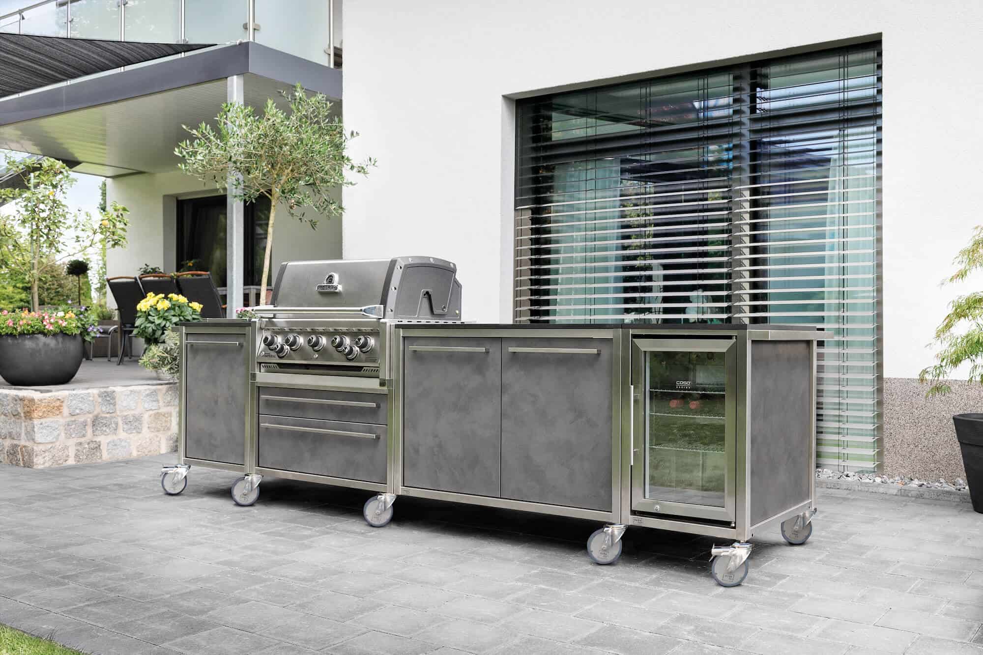 Burnout-Outdoorkueche-Kuechenzeile-grau-Napoleon-Grill-und-Kuehlschrank