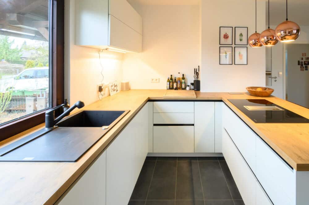 Designkueche-G-Form-Lack-matt-mit-Holz-Arbeitsplatte