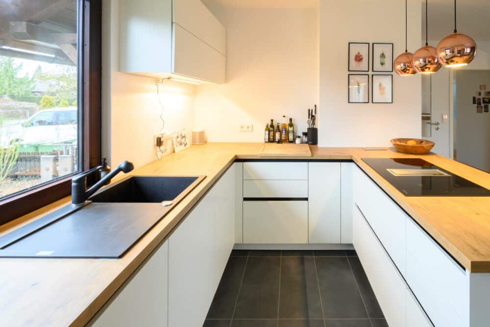 Designkueche-G-Form-Lack-matt-mit-Holz-Arbeitsplatte