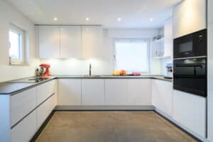 Designkueche-U-Form-griffmulden-lack-hochglanz-weiss-Bora-Kochfeld