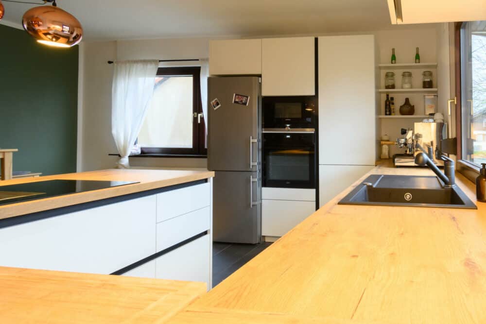 G-Kueche-Design-weiss-grifflos-matt-E-Geraete-AEG-Siemens-Keramikspuele