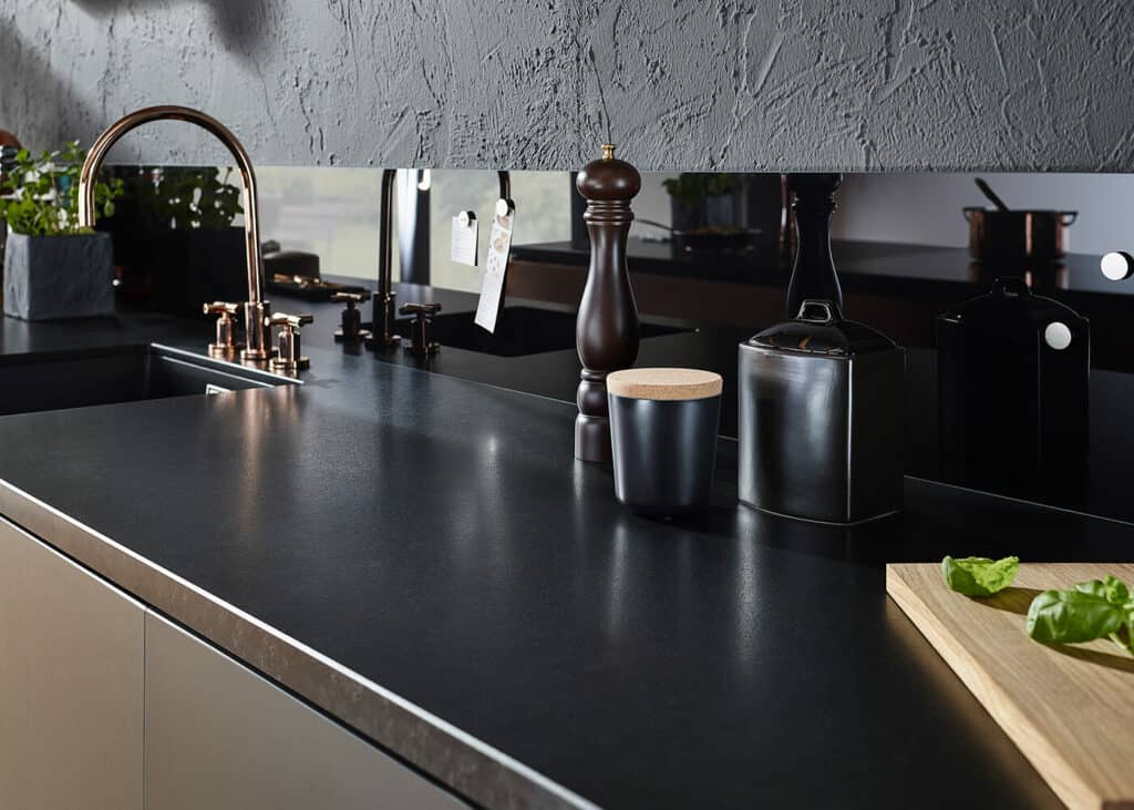 Naturstein-Arbeitsplatte-lechner-schwarz-nero