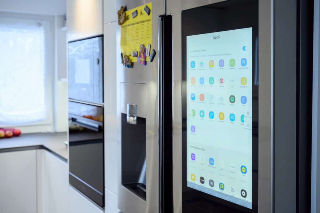 Smart-Kuehlschrank-Touch-Screen-Apps-moderne-Kuechenplanung