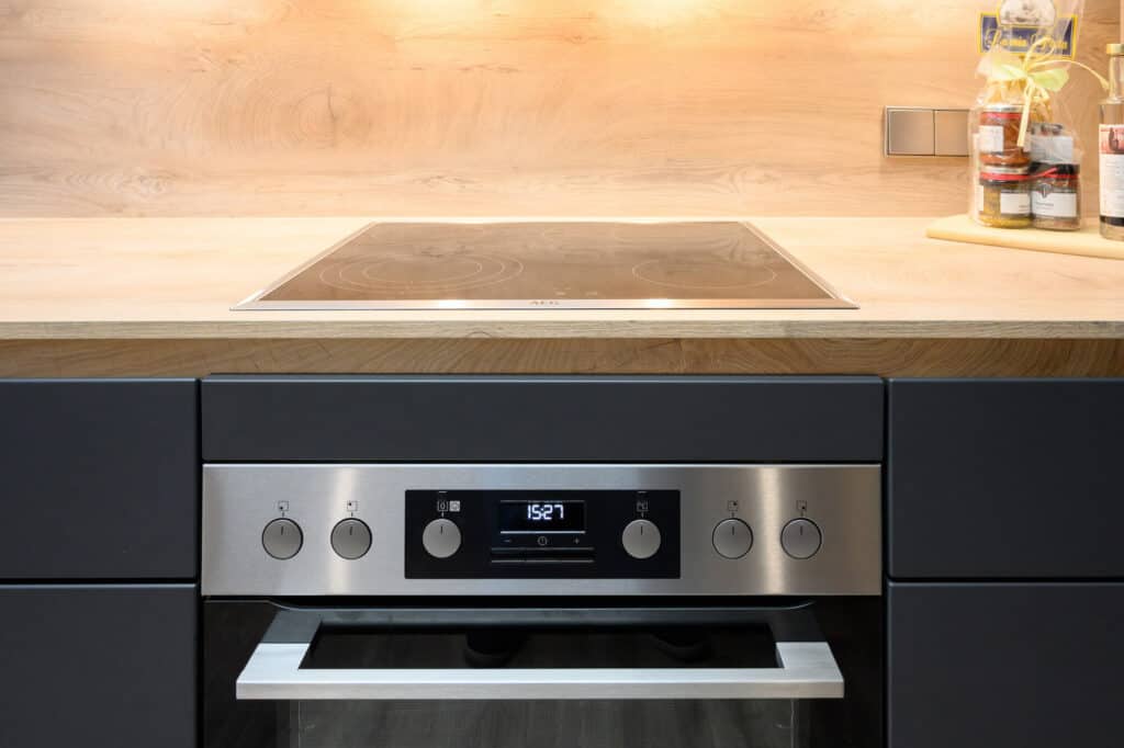 Zweizeilige-Kuechenzeile-design-hochwertige-Elektrogeraete-AEG