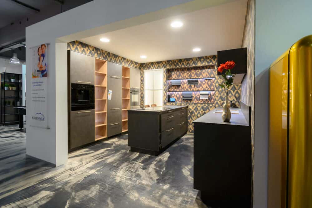 Moderne Inselküche schwarz matt mit Gold Griffen Wandschrank und Esstheke