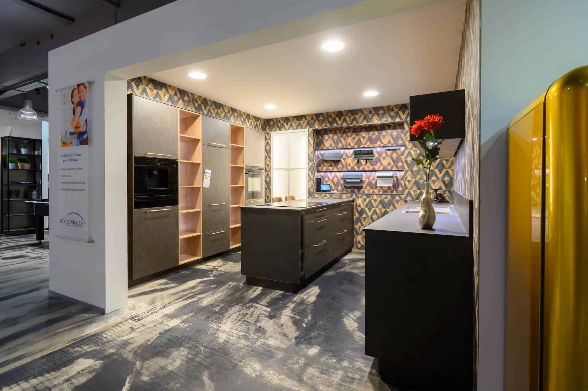 Moderne Inselküche schwarz matt mit Gold Griffen Wandschrank und Esstheke