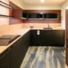 Moderne L-Küche schwarz matt lack mit Holz Arbeitsplatte und rotem Wandschrank