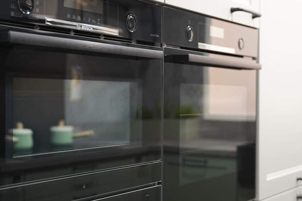 Küche im Landhausstil mit Bosch Accent Line E-Geräten