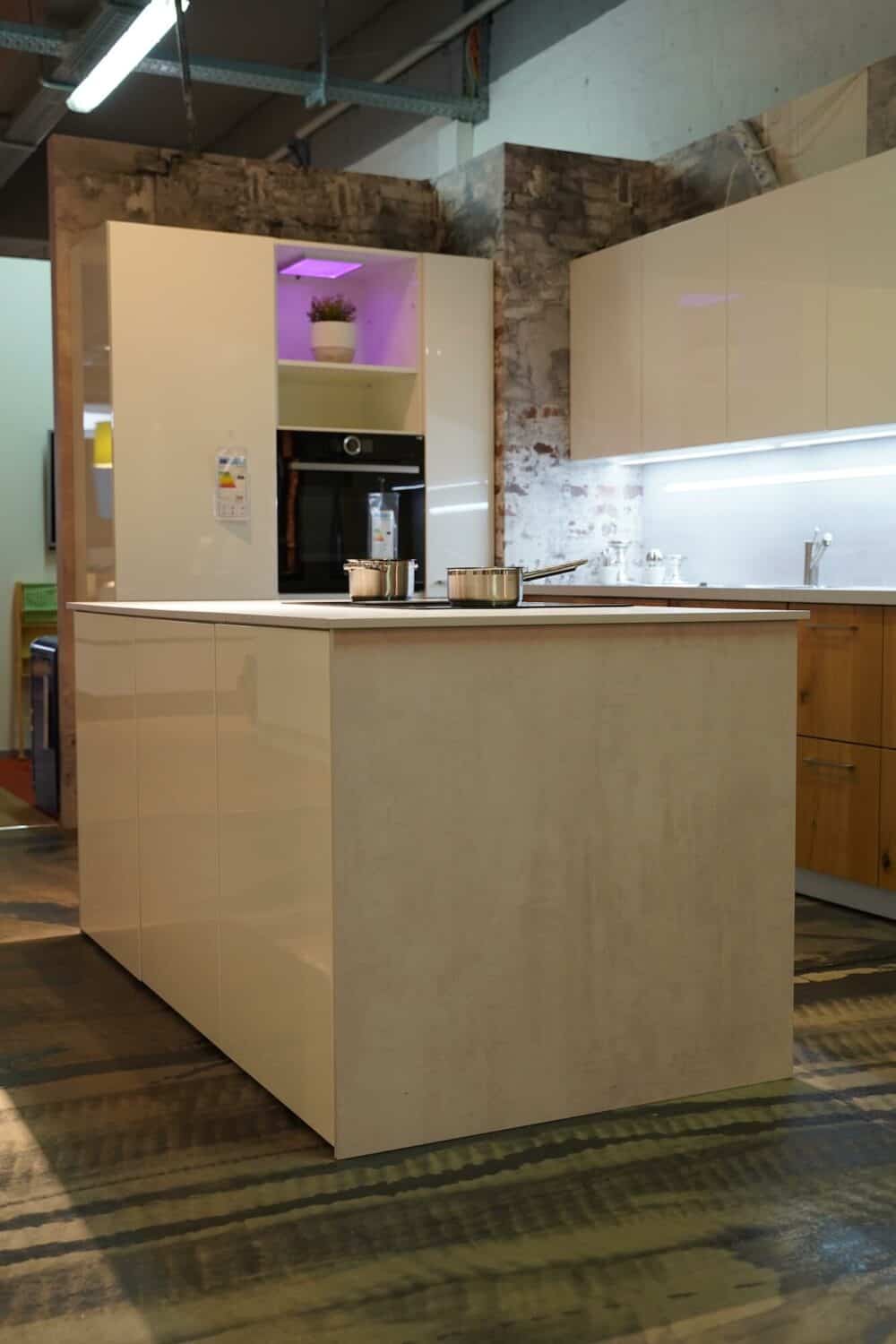 Kücheninsel in weiß hochglanz Lack beton arbeitsplatte