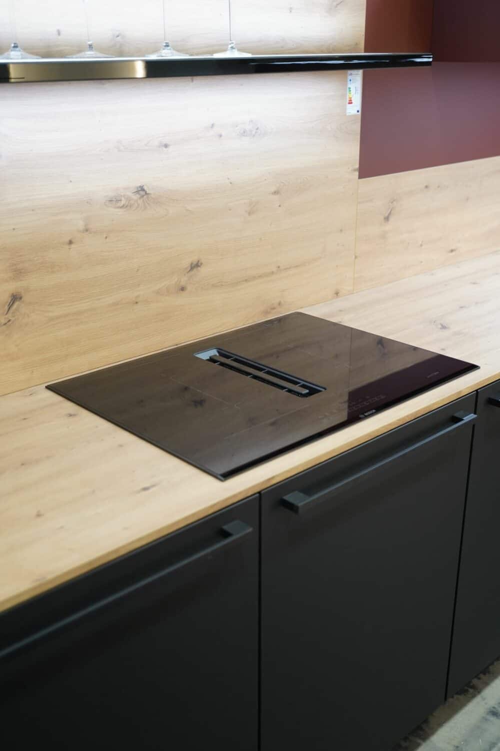 L-Küche modern rot mit Bosch Induktionskochfeld