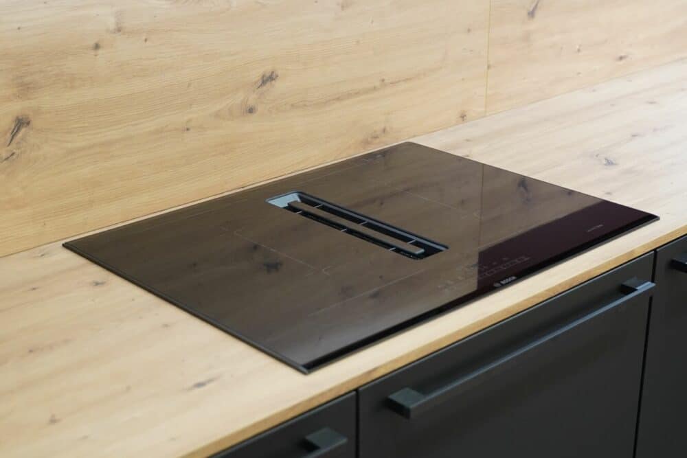 L-Küche modern rot mit Bosch Induktionskochfeld