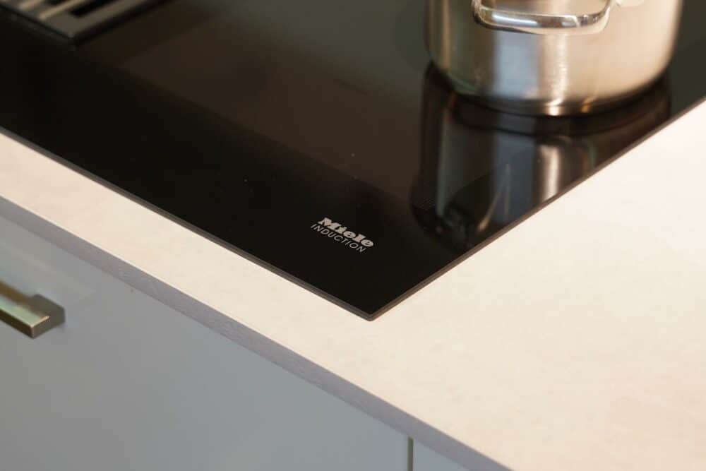 Miele Induktionskochfeld mit Kochfeldabzug