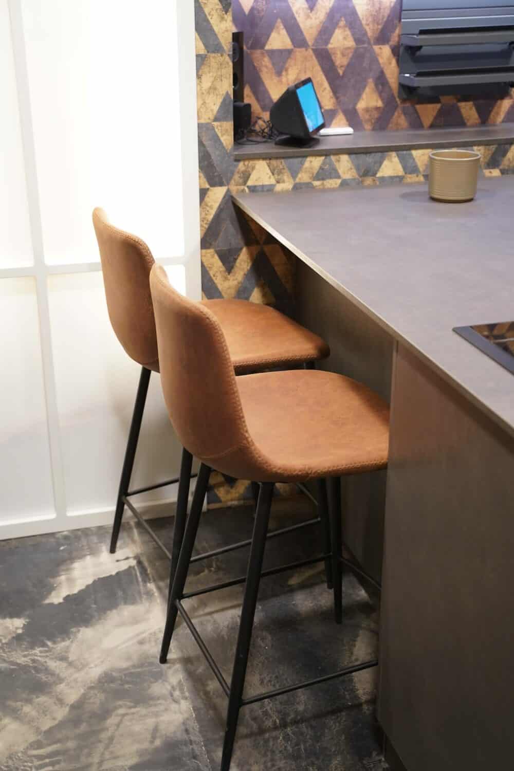 Moderne Küche mit Kücheninsel und Esstheke