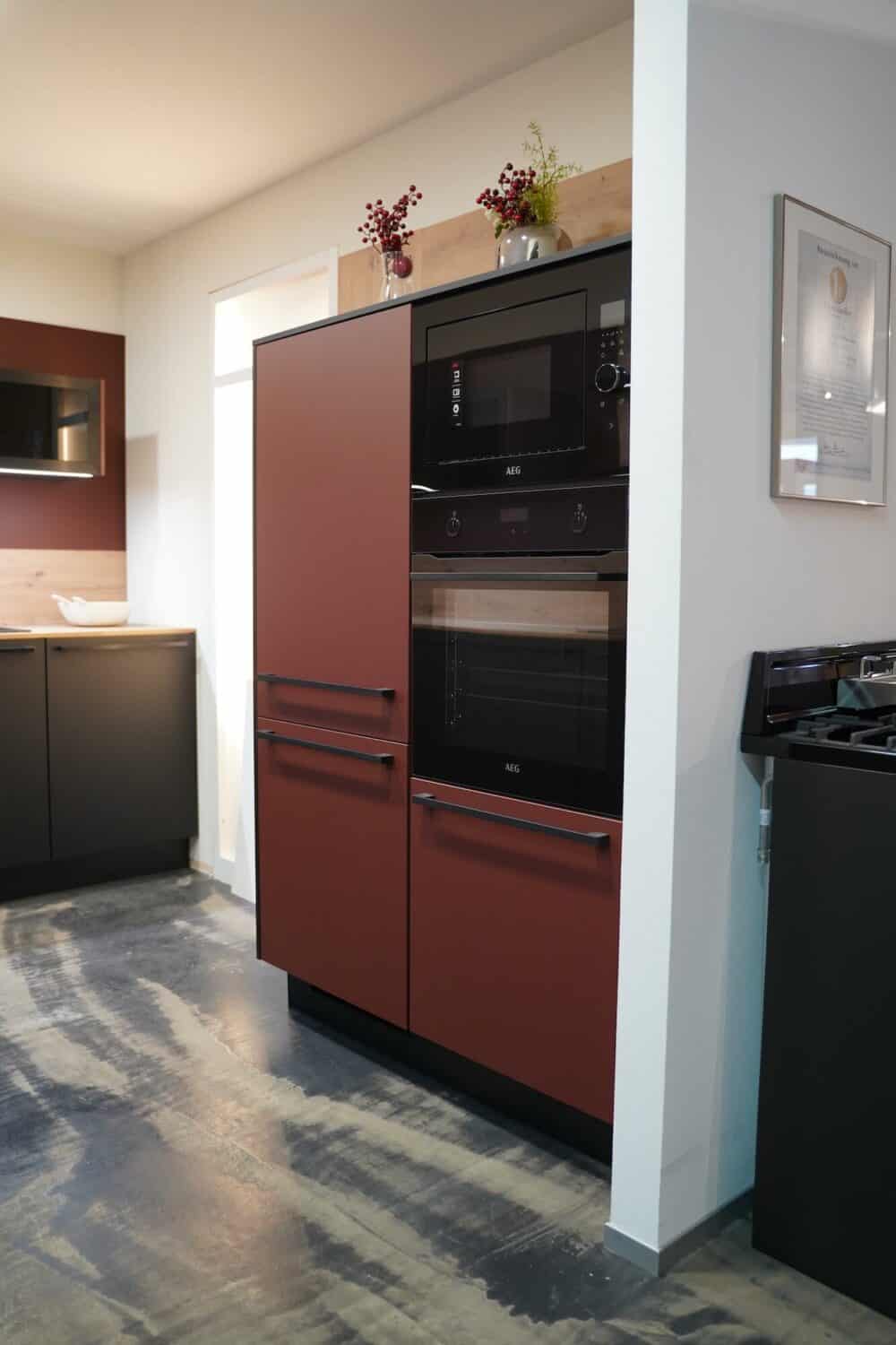 Wandschrank rot mit Stangengriffen Backofen und Mikrowelle