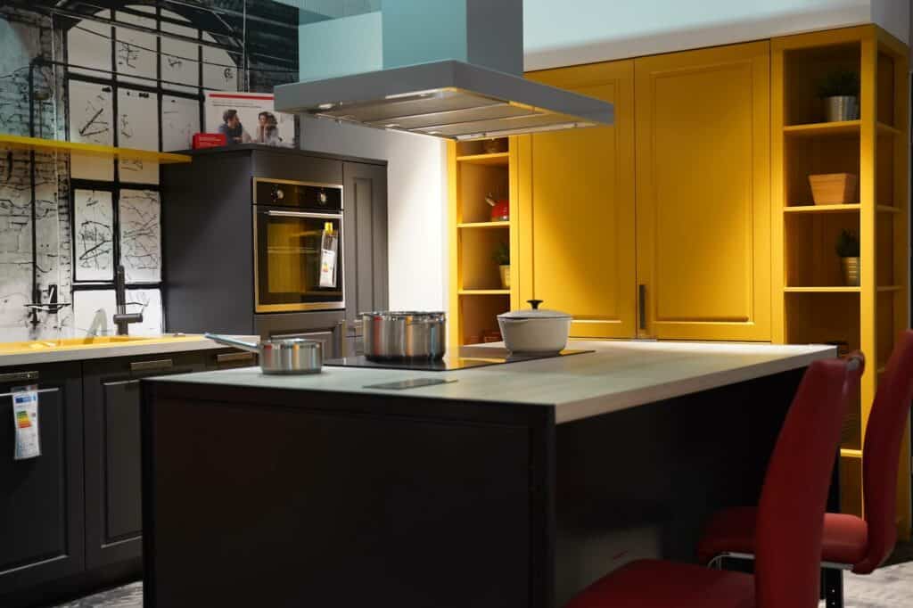 Bauformat Landhausküche mit Kücheninsel in gelb