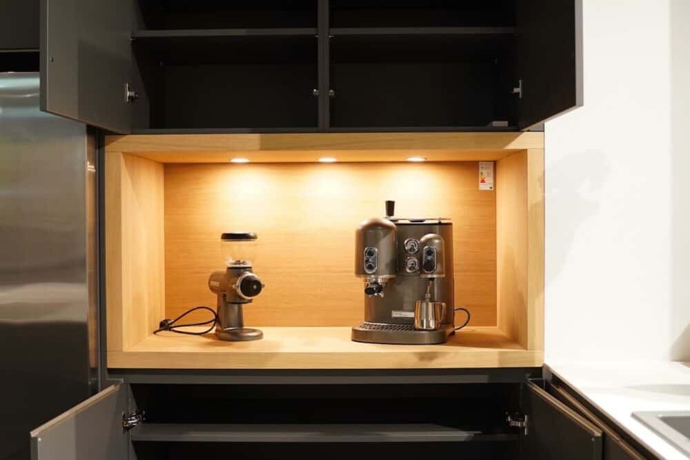 Design Küche mit Kücheninsel matt Lack holz Regale