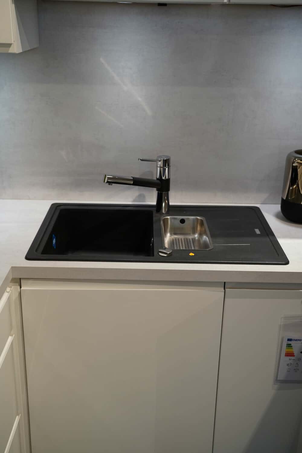Design L form Küche weiß Hochglanz mit Schwarz Armatur
