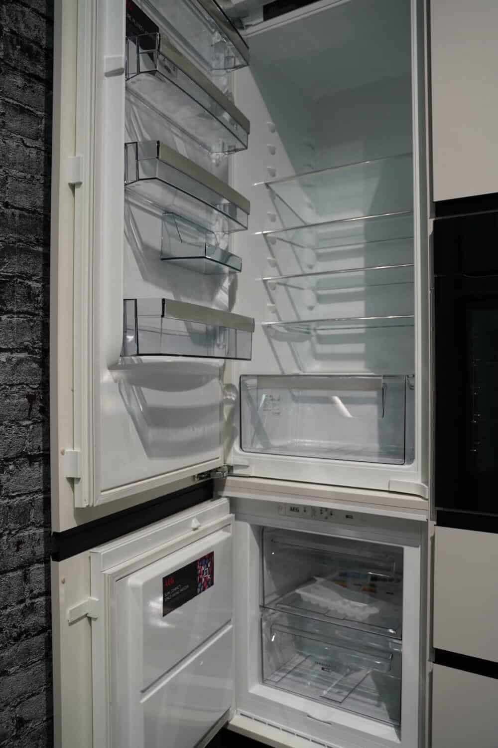Designküche mit Halbinsel hochglanz weiß AEG Kühlschrank