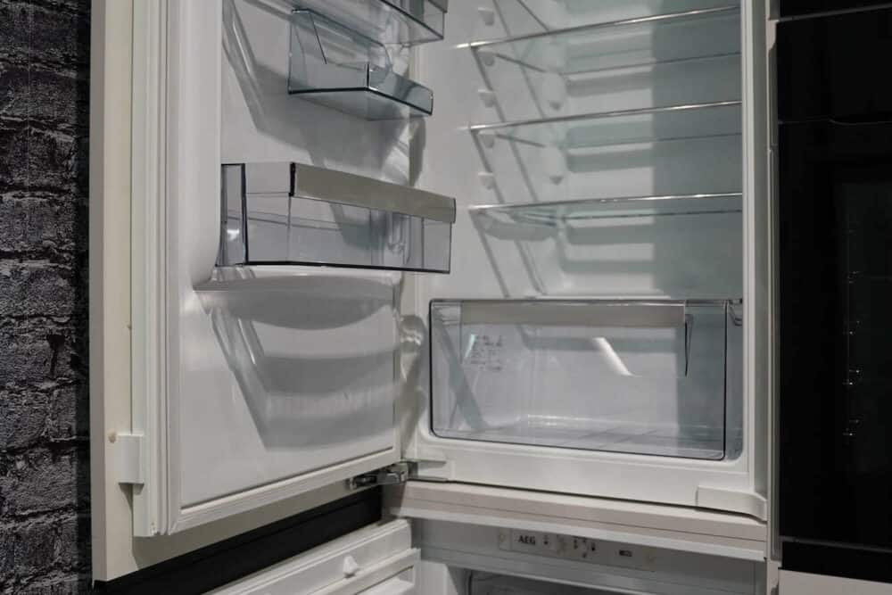 Designküche mit Halbinsel hochglanz weiß AEG Kühlschrank