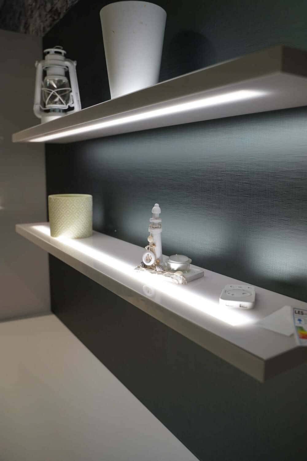 Designküche mit Halbinsel hochglanz weiß LED Regal