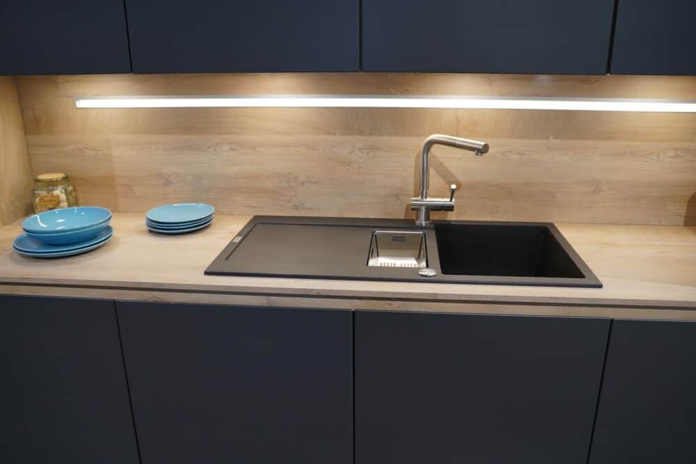 Insel Küche Design matt Lack grau grifflos Holz Arbeitsplatte