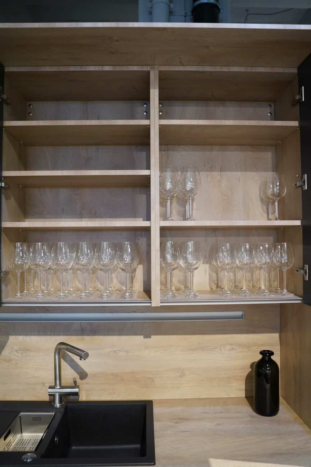 Insel Küche Design matt Lack grau grifflos Holz Wandschrank