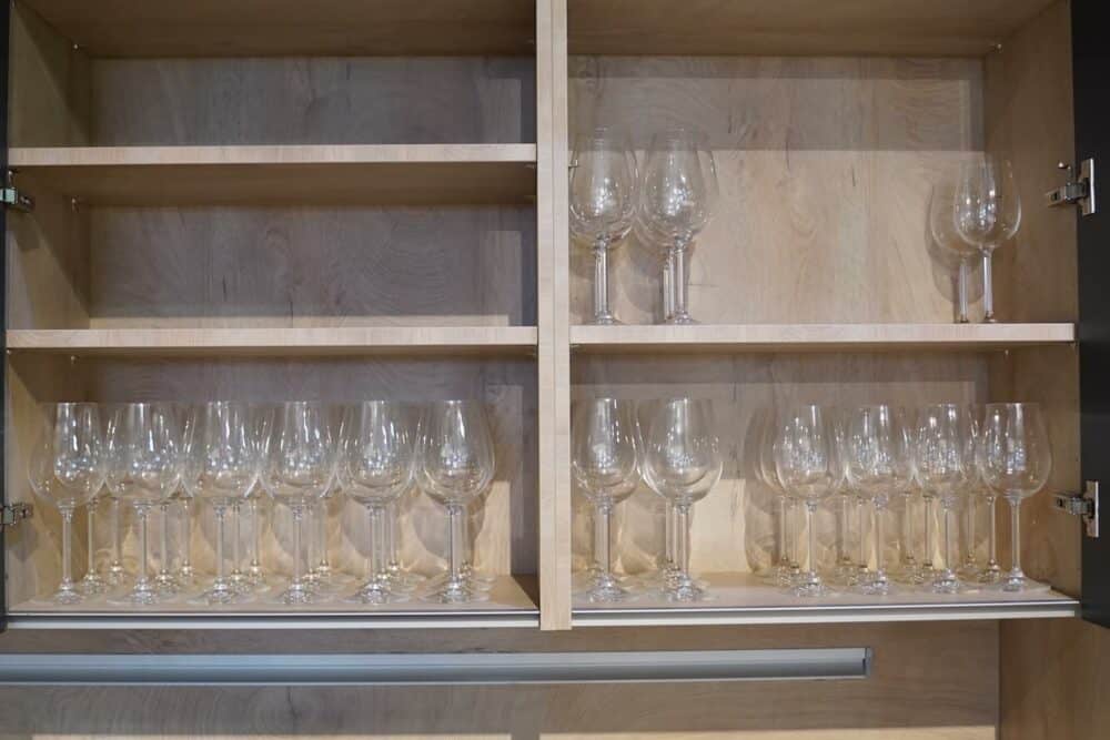 Insel Küche Design matt Lack grau grifflos Holz Wandschrank