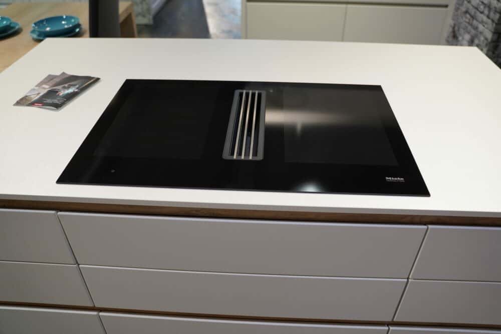 Insel Küche Design matt Lack grau grifflos Miele Induction Kochefeld
