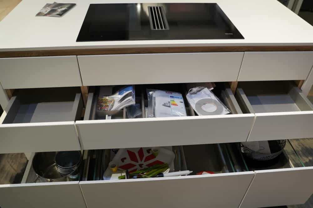 Insel Küche Design matt Lack grau grifflos Unterschrank
