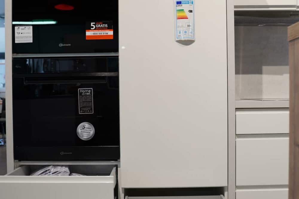 L form Design Küche mit wandschrank weiß hochglanz