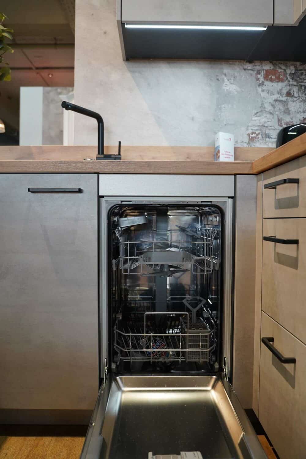 Moderne Design U-Küche Beton Optik mit Sitztheke und Geschirspüler