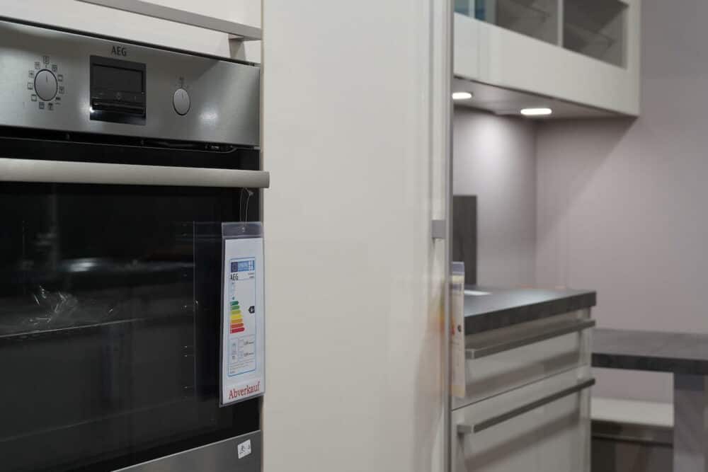 Moderne Küchenzeile mit Griffstangen und Elektrogeräten