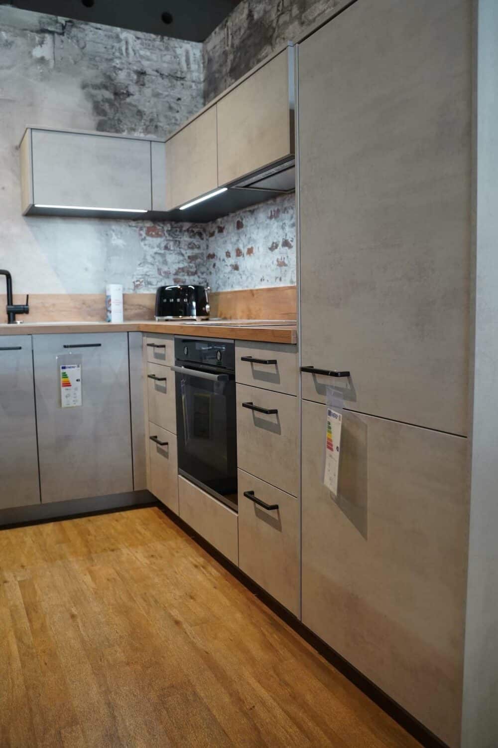 Moderne U-Küche Beton Optik Front mit Sitztheke