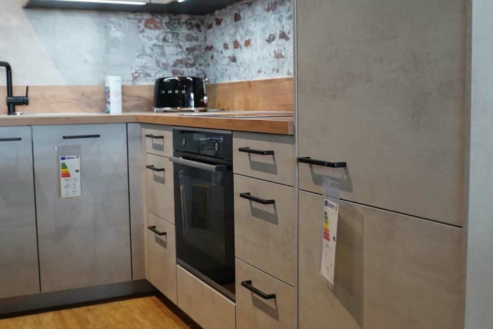 Moderne U-Küche Beton Optik Front mit Sitztheke
