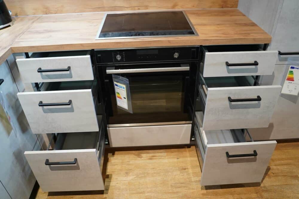 Moderne U-Küche Beton Optik mit Sitztheke Bosch Backofen