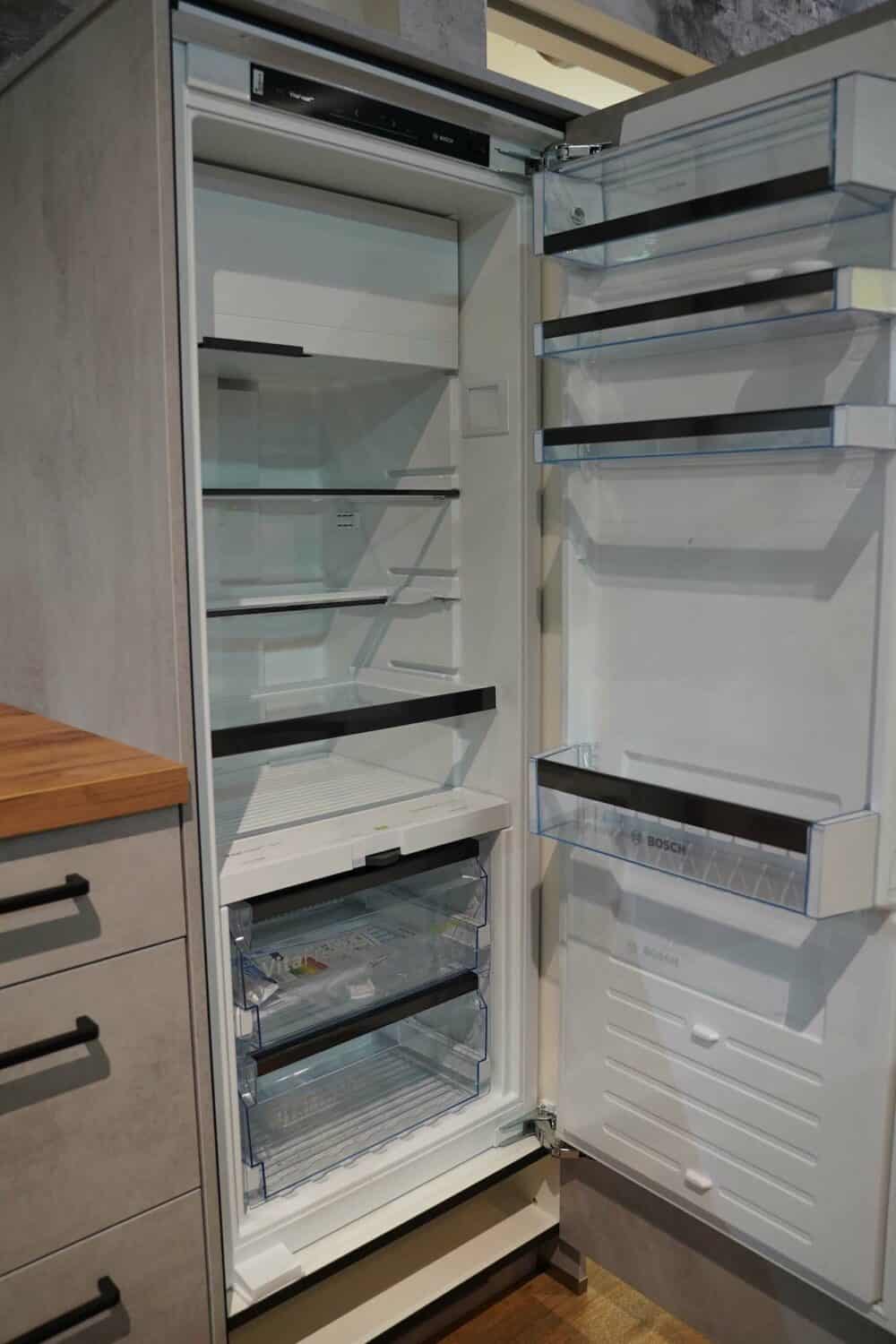 Moderne U-Küche Beton Optik mit Sitztheke Bosch Kühlschrank