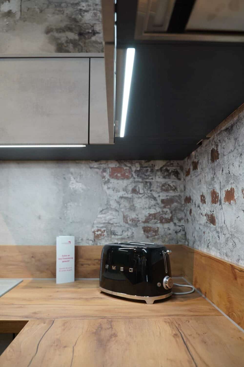 Moderne U-Küche Beton Optik mit Sitztheke LED Licht