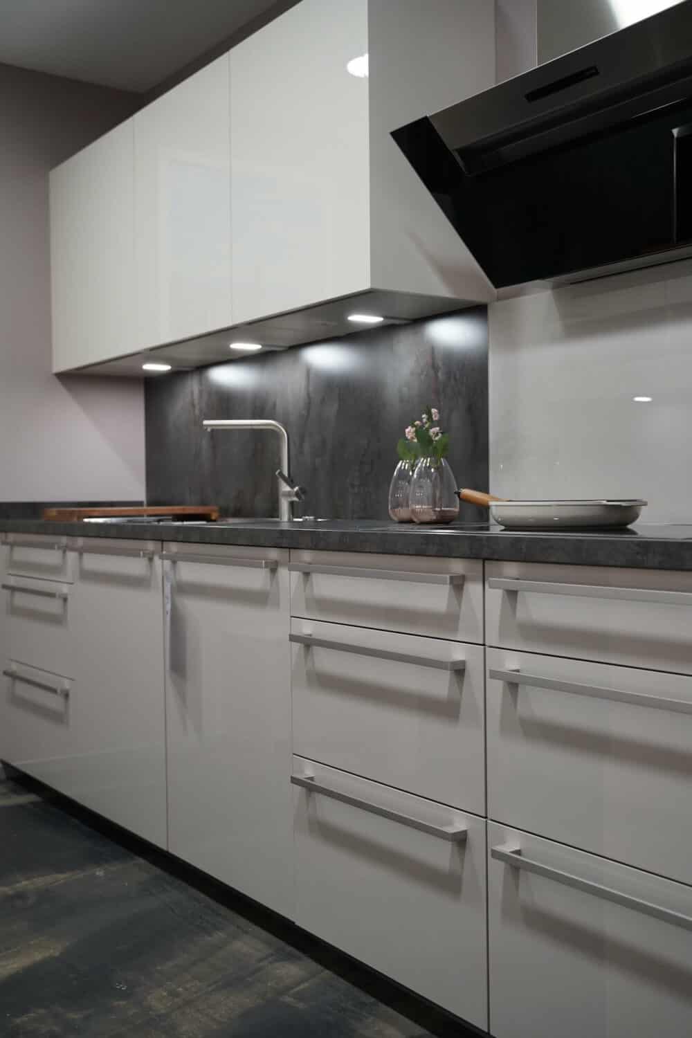 Moderne zweizeilige Küche hochglanz Lack weiß