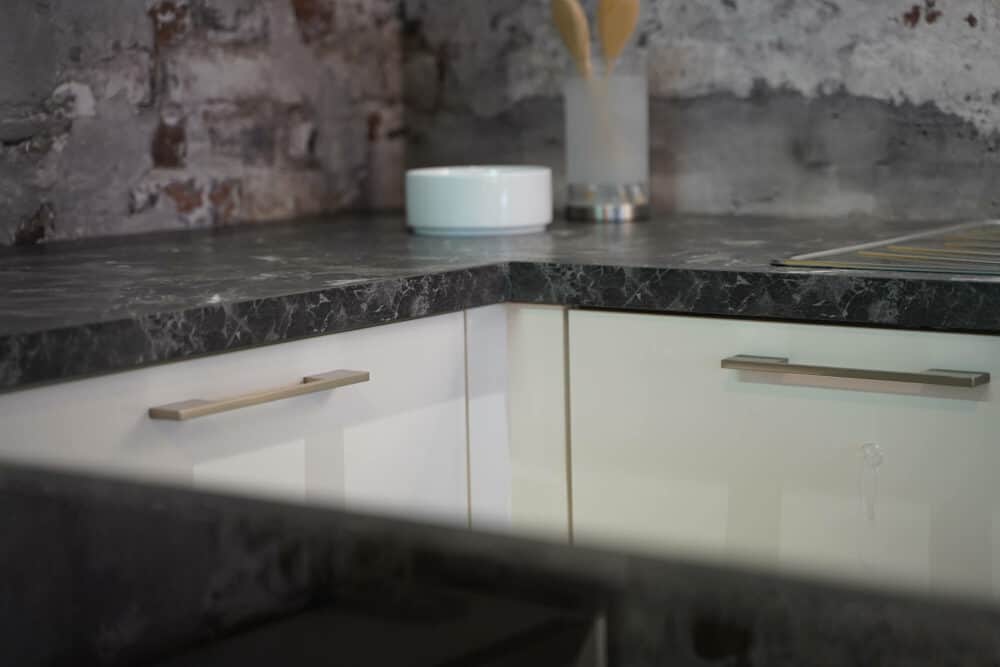 Arbeitsplatte Marmor Optik schwarz mit edelstahl griffen