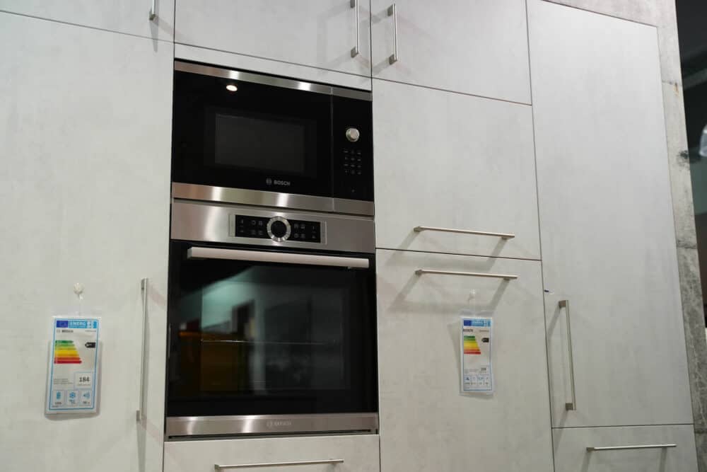 BOSCH Elektrogeräte mit Wandschrank Beton Optik