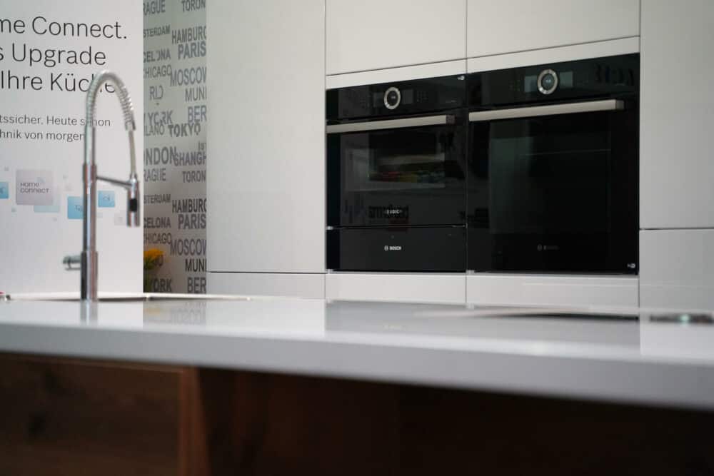 Ballerina Inselküche Design mit Wandschrank schneeweiß