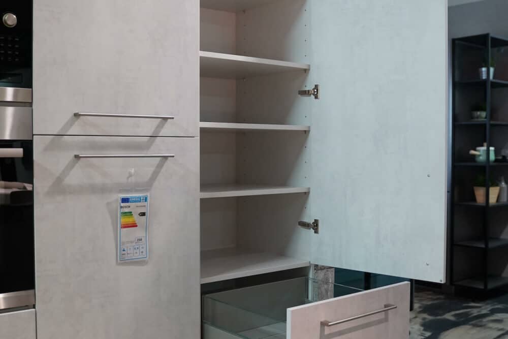 Ballerina Wandschrank mit Beton Optik und Stauraum
